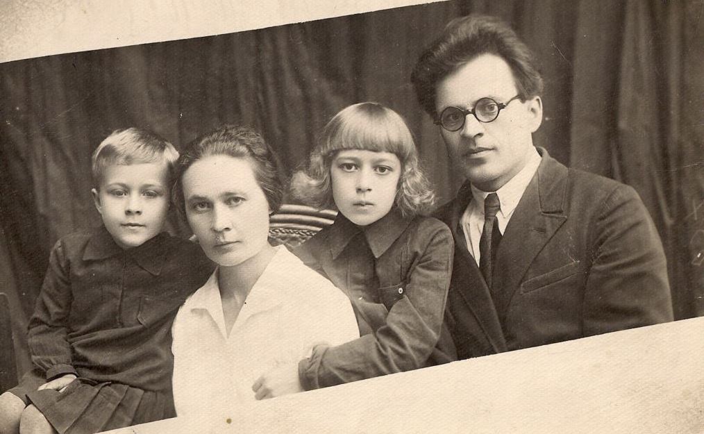 Адам Бабарэка з жонкай Ганнай, дочкамі Алесяй (злева) і Элеанорай. Слабадскі, чэрвень 1934 г.