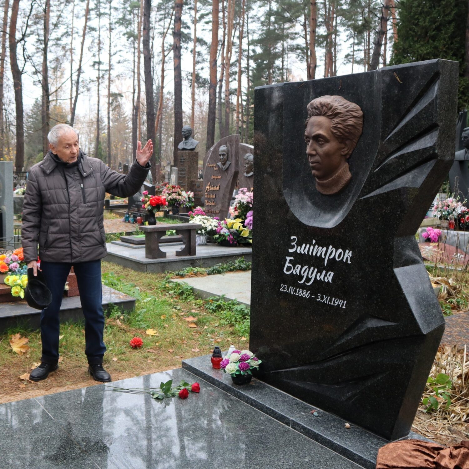 На Усходніх могілках адкрылі помнік Змітраку Бядулю